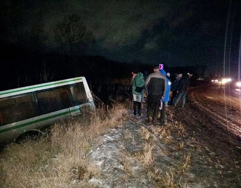 В автобусе пострадали пять пассажиров, в том числе три ребенка.