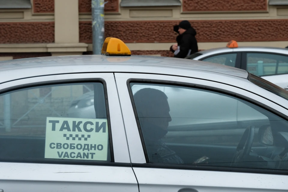 Горячую линию для жалоб на такси и каршеринг открыли в Петербурге