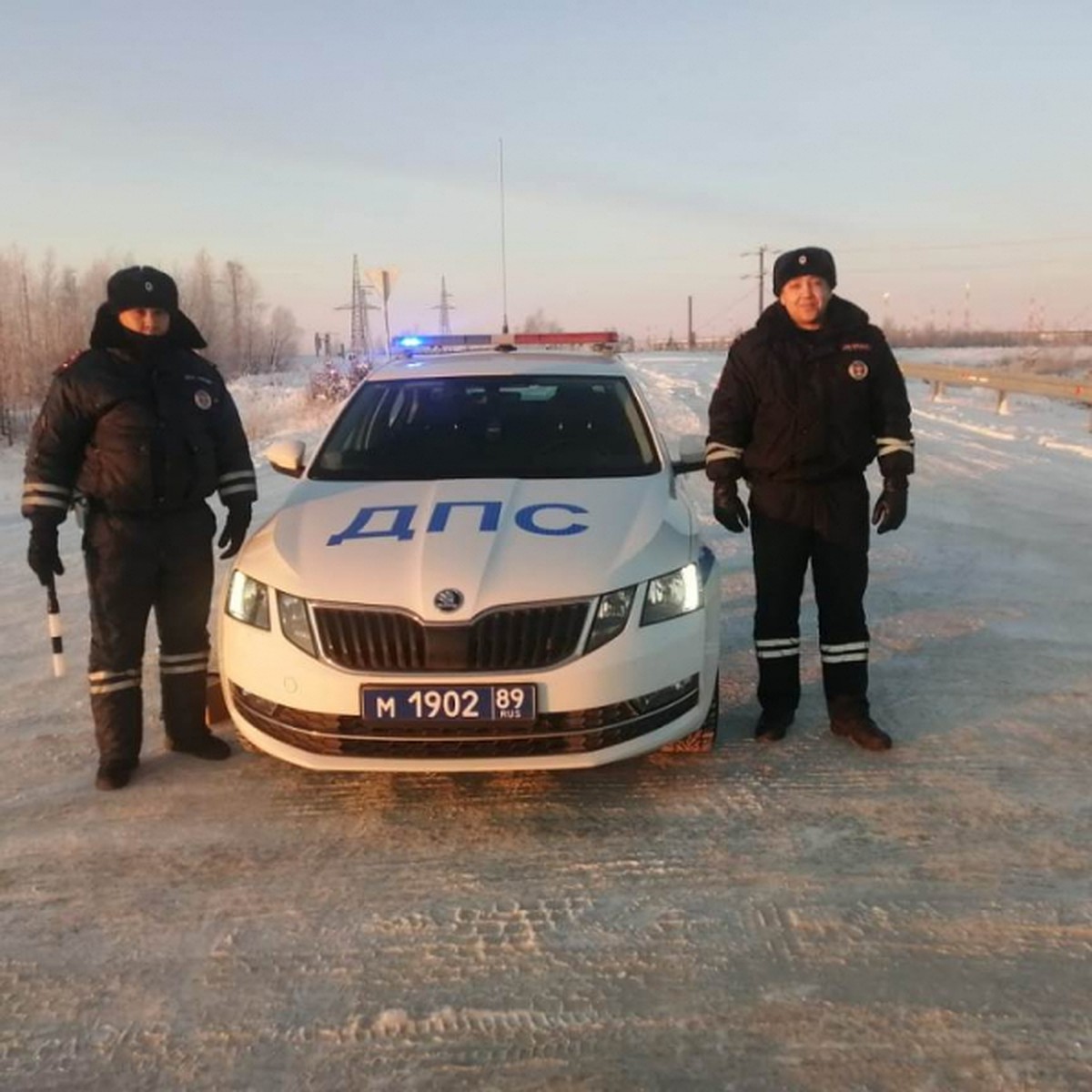 Автоинспекторы Нового Уренгоя помогли водителю, застрявшему на загородной  трассе в мороз - KP.RU