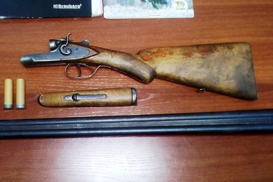 У мужчины нашли ружье, сотни патронов и десятки ножей.
