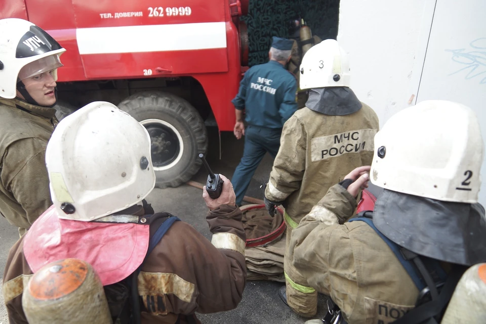 На площади 15 квадратных метров горел мусор в подвальном помещении