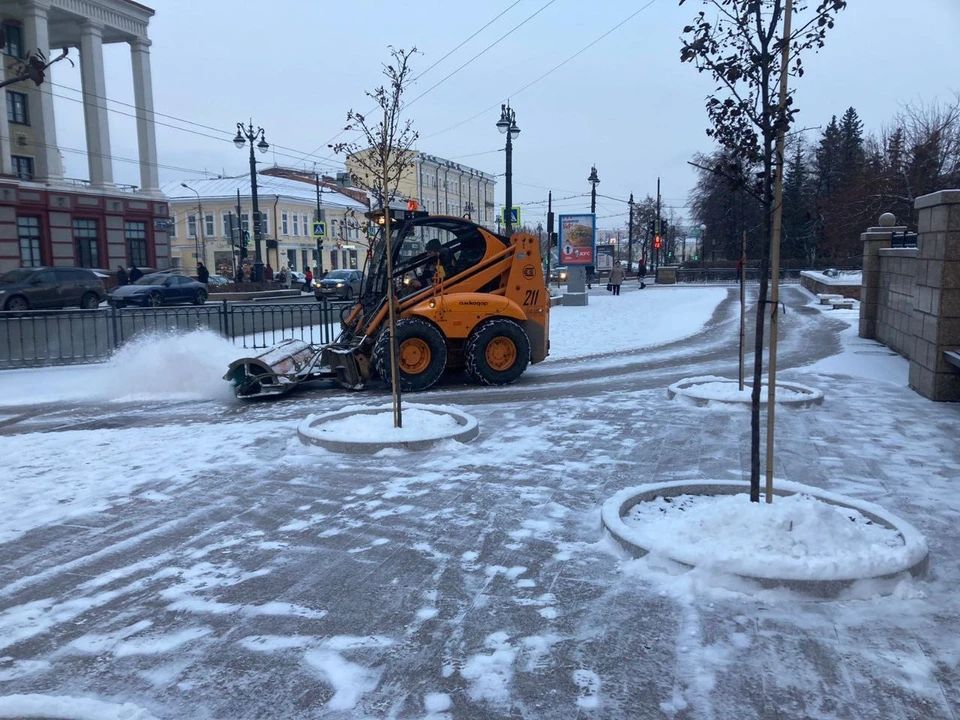 В дневное время должны очистить и обработать реагентами тротуары и пешеходные дорожки.