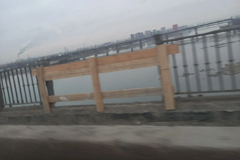 Новосибирцев возмутили разбитые ограждения на Октябрьском мосту. Фото: ЧП Новосибирск