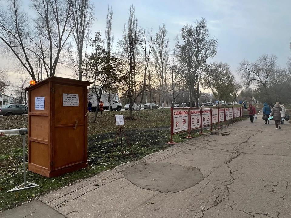 Уличный туалет установили для жильцов, которые постоянно бросают в унитаз и раковину бытовой мусор Фото: РКС-Самара