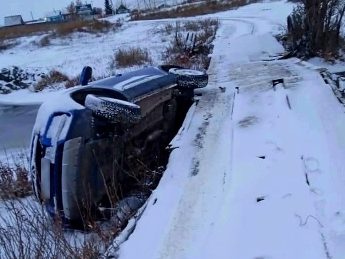 В Башкирии граждане пожаловались на опасный мост, с которого падают машины  - KP.RU