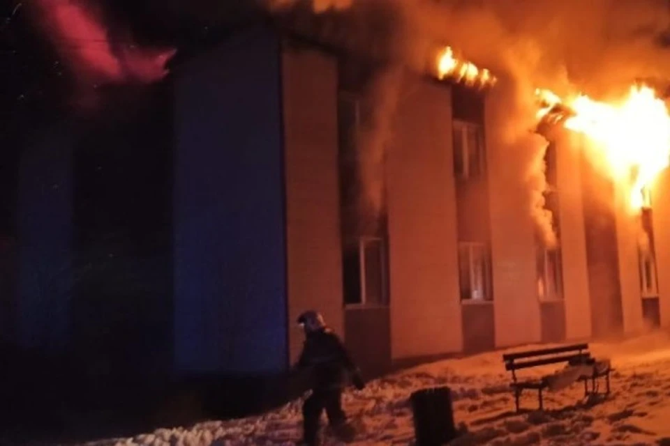 Полыхают 400 квадратных метров площади: на Сахалине загорелся многоквартирный дом