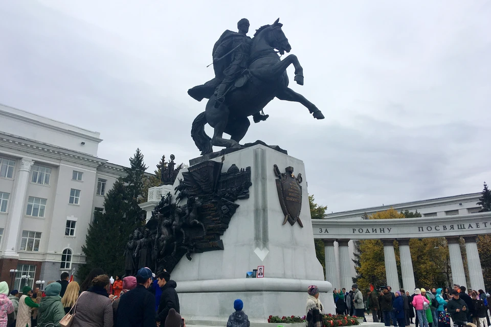 Памятник Шаймуратову в Уфе. Памятник Шаймуратову в Уфе на Советской площади. Скульптор памятника Шаймуратову в Уфе. Фотографии памятника Шаймуратову.