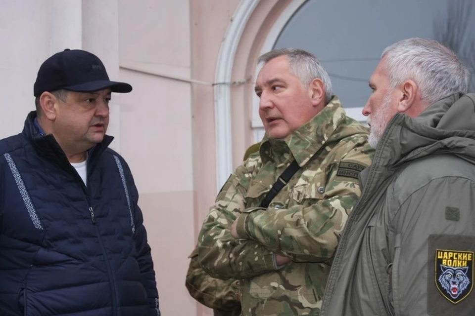 На рукаве Рогозина (в центре) нашивка с его новым позывным «Сармат», а у Журавлева (справа) шеврон «Царские волки». Фото: ТГ/Приходько