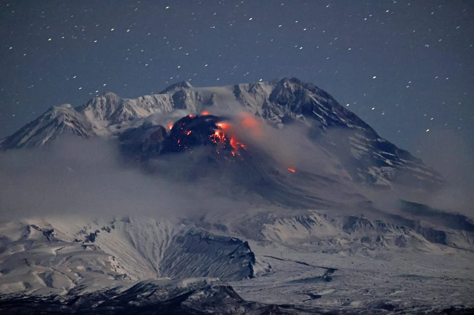 Видео извержения вулкана Шивелуч на Камчатке появилось в Сети. Фото: Институт вулканологии и сейсмологии ДВО РАН