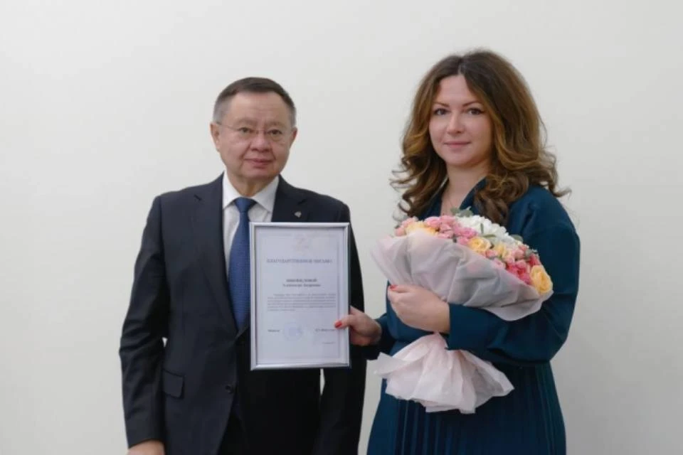 Ирек Файзуллин вручил письмо Александре Никипеловой. Фото: правительство Мурманской области