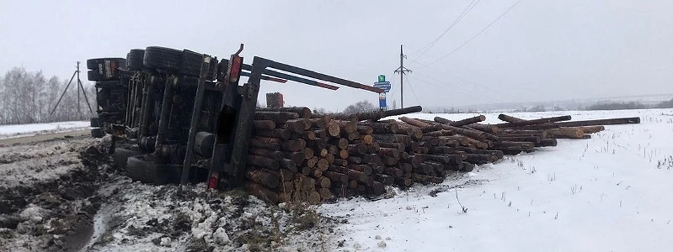 Мужчина не выбрал безопасную скорость движения, не справился с управлением и съехал с дороги в кювет, где в итоге перевернулся.