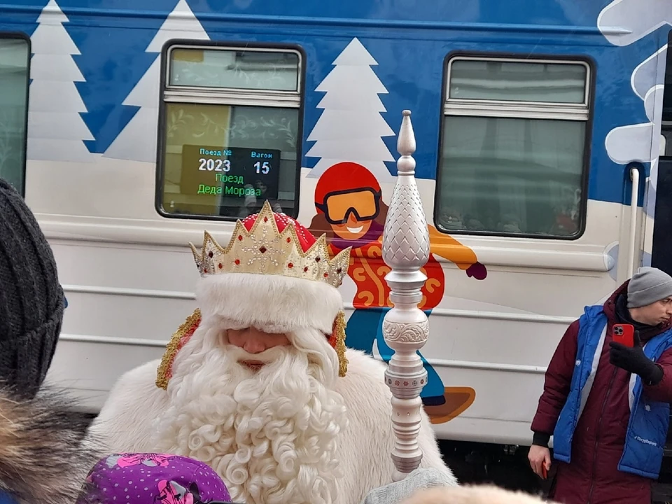 Жители Томска толпились и хотели поближе посмотреть на Деда Мороза