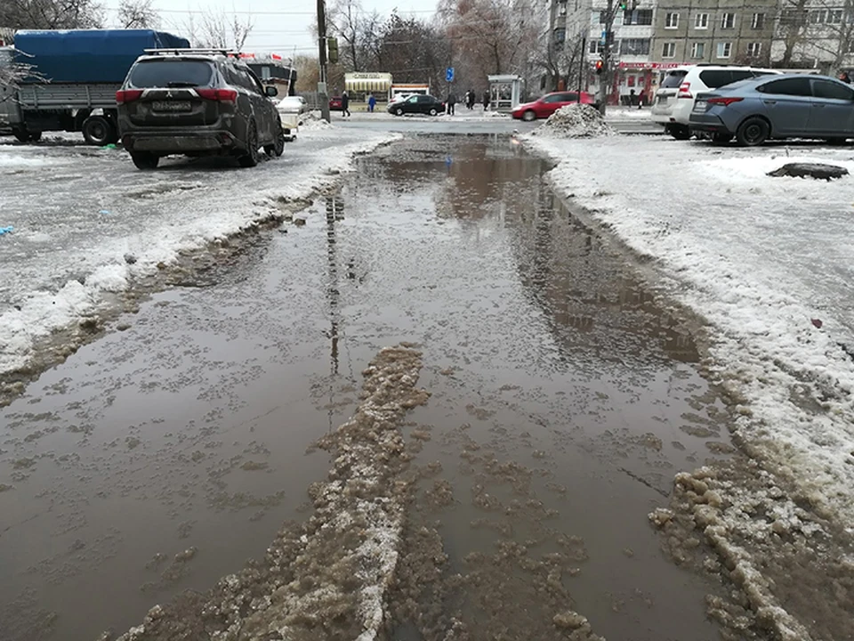 Шалабаев поручил продолжать обработку тротуаров после ледяного дождя.