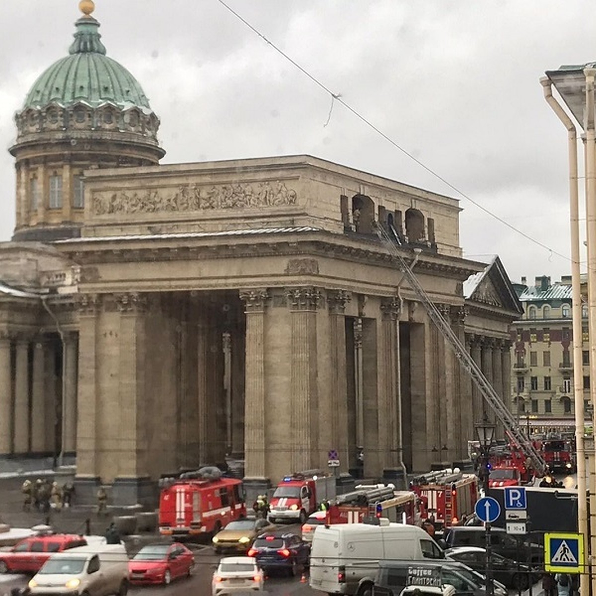 Пожарные машины заметили у Казанского собора в центре Петербурга - KP.RU