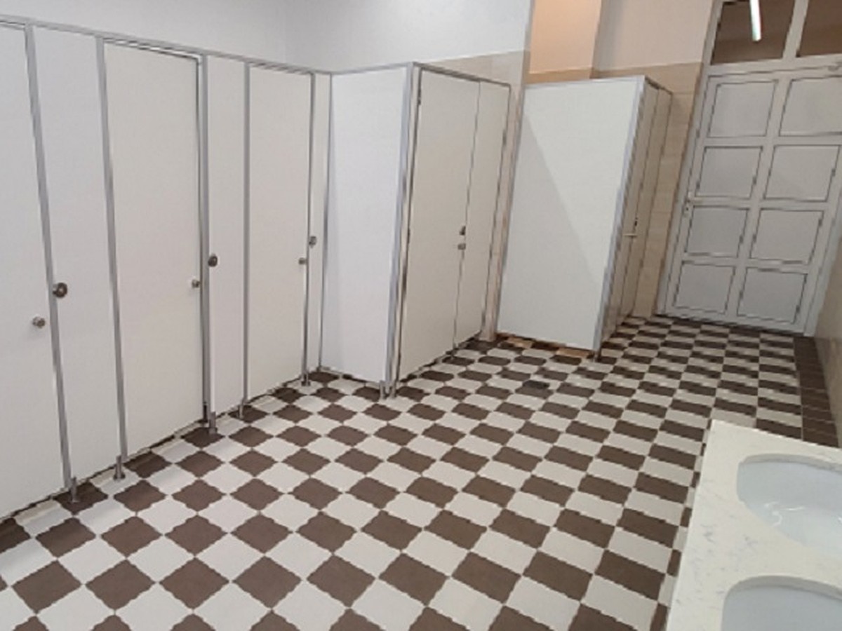 Видео: виновник аварии в Чите прячется от полиции в дыре туалета