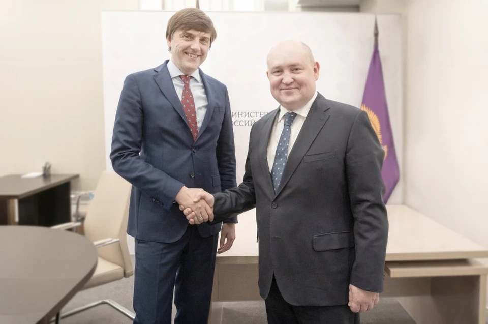 Михаил Развожаев и Марат Хуснуллин обсудили реализацию нацпроекта «Безопасные качественные дороги» в Севастополе в этом году. Фото: пресс-служба правительства