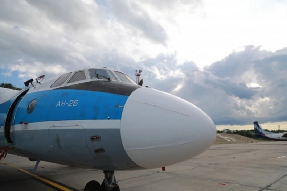 Экстренная посадка: у самолета Ан-26 треснуло лобовое стекло в небе над Хабаровском