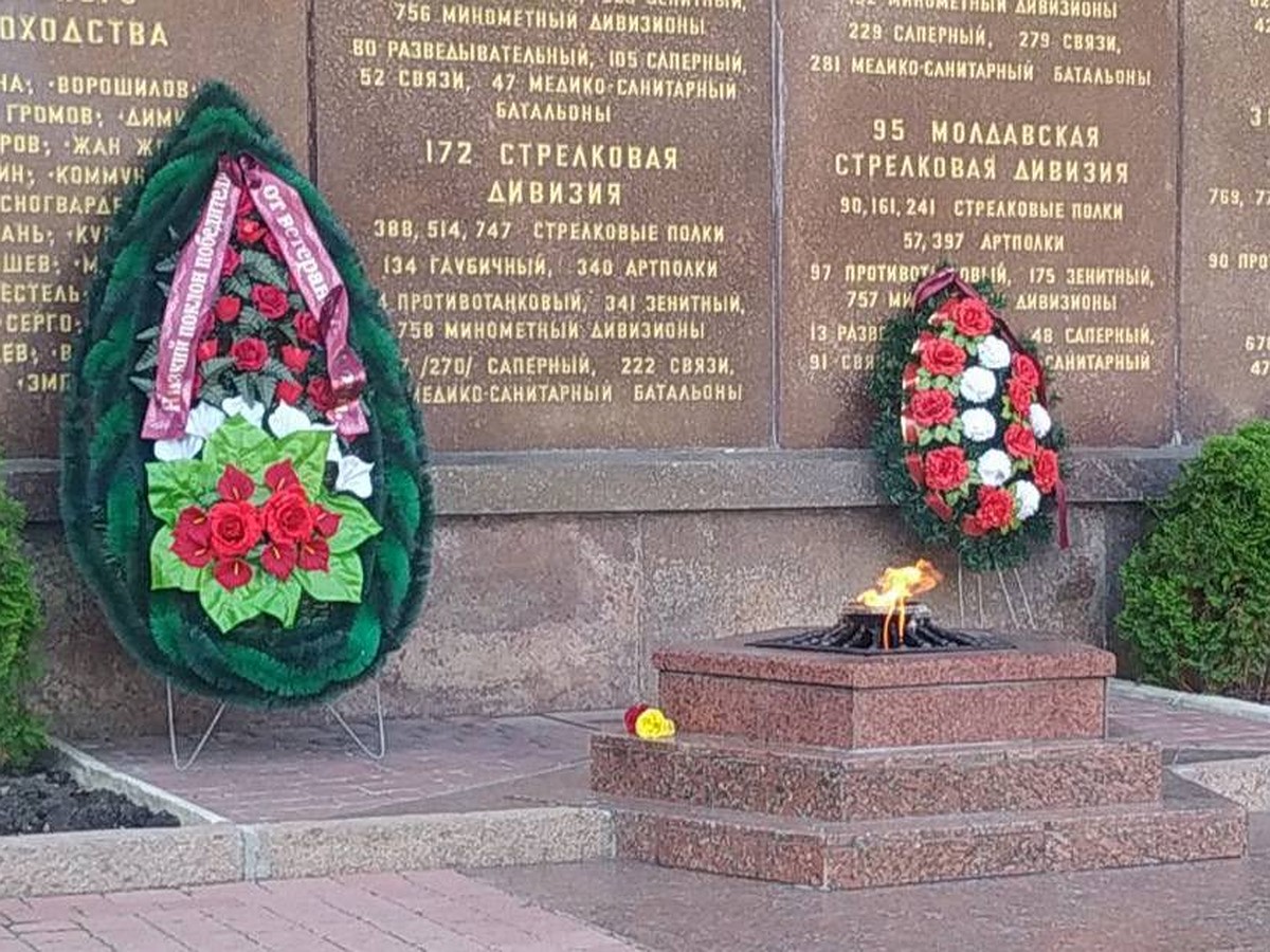 Пьяная женщина швырнула венки в Вечный огонь на Мемориале героической  обороны Севастополя - KP.RU