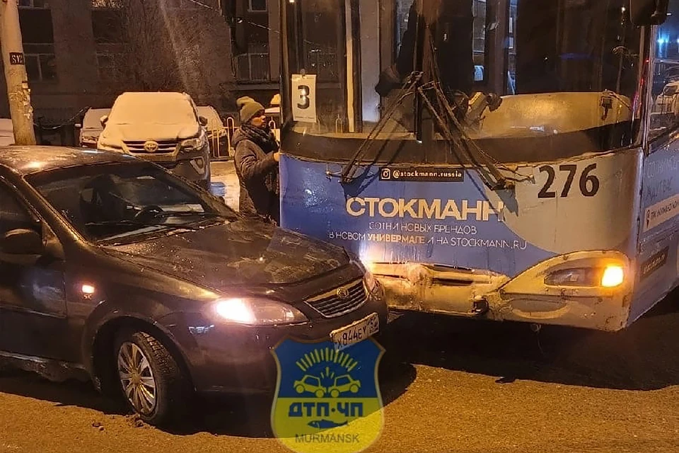 Вечером 23 ноября в Мурманске произошла авария на улице Академика Павлова. Фото: vk.com/murmansk_dtp