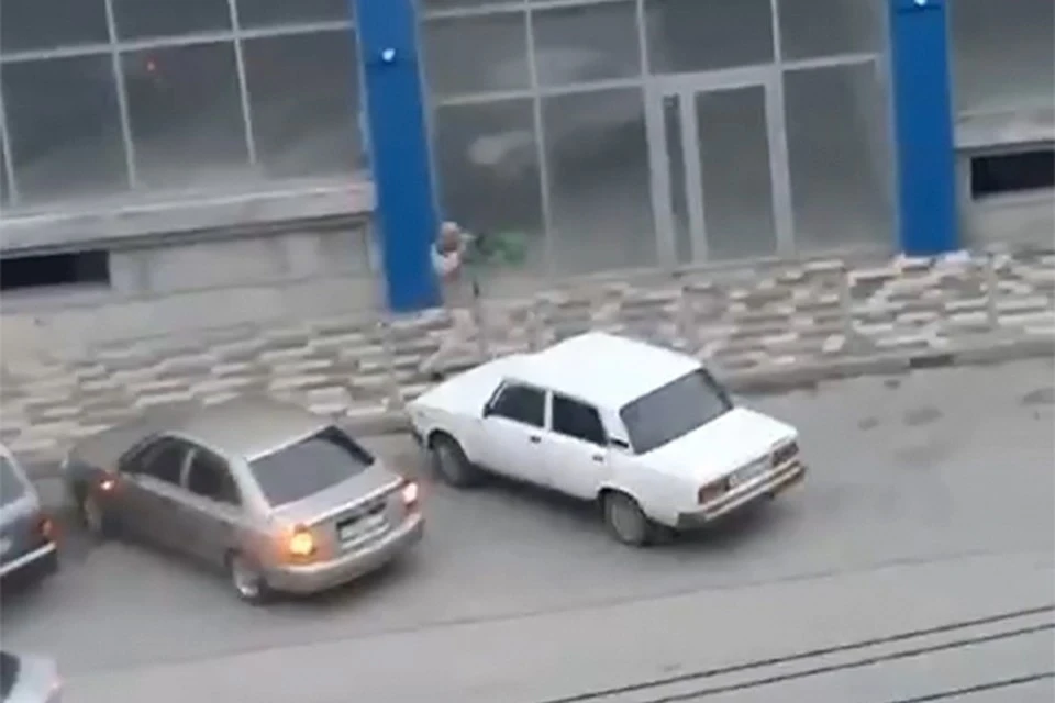 Убийца палит в прохожих в центре Крымска. Скриншот видео.