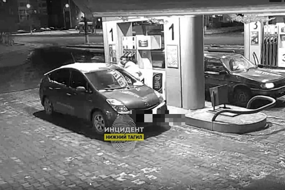 Мужчина несколько раз ударил женщину Фото: скриншот с видео
