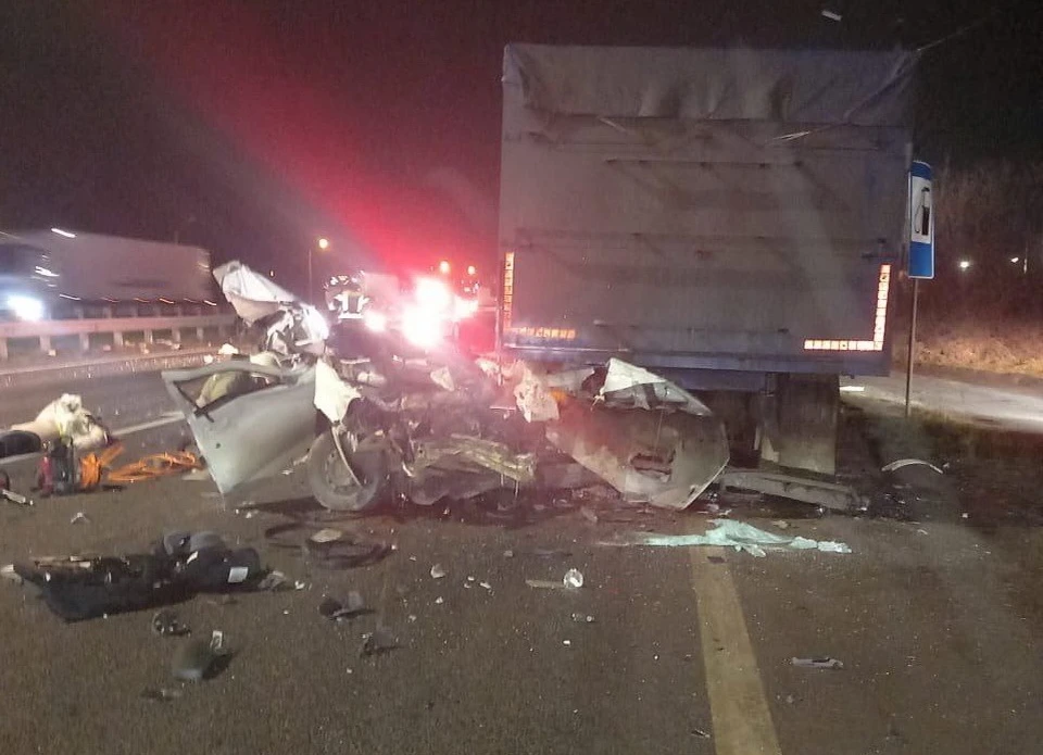 Под Воронежем в страшном столкновении "Лады" и КамАЗа погибли два ...