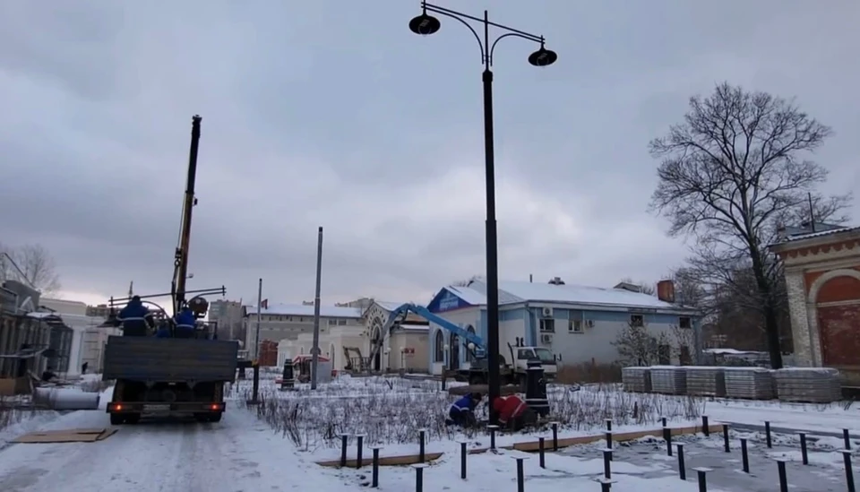 Рязанский Торговый городок освещают новые фонари и украшают новые деревья. Фото: Торговый городок.