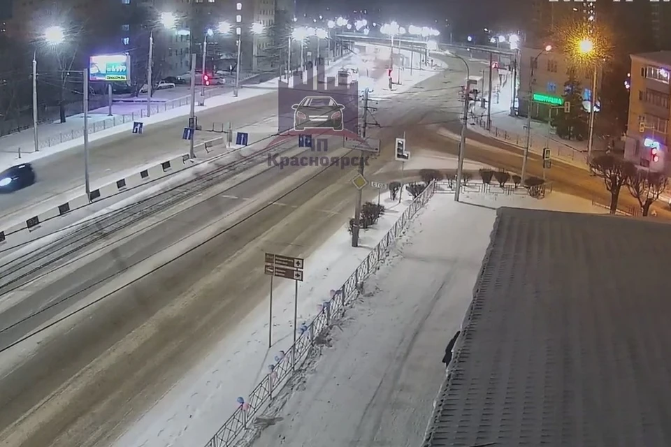 В Красноярске водитель умер за рулем во время движения. Стоп-кадр видео