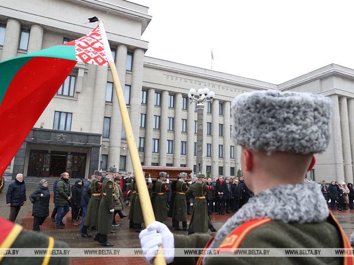 Главу МИД Беларуси Владимира Макея похоронили на Восточном кладбище Минска  - KP.RU