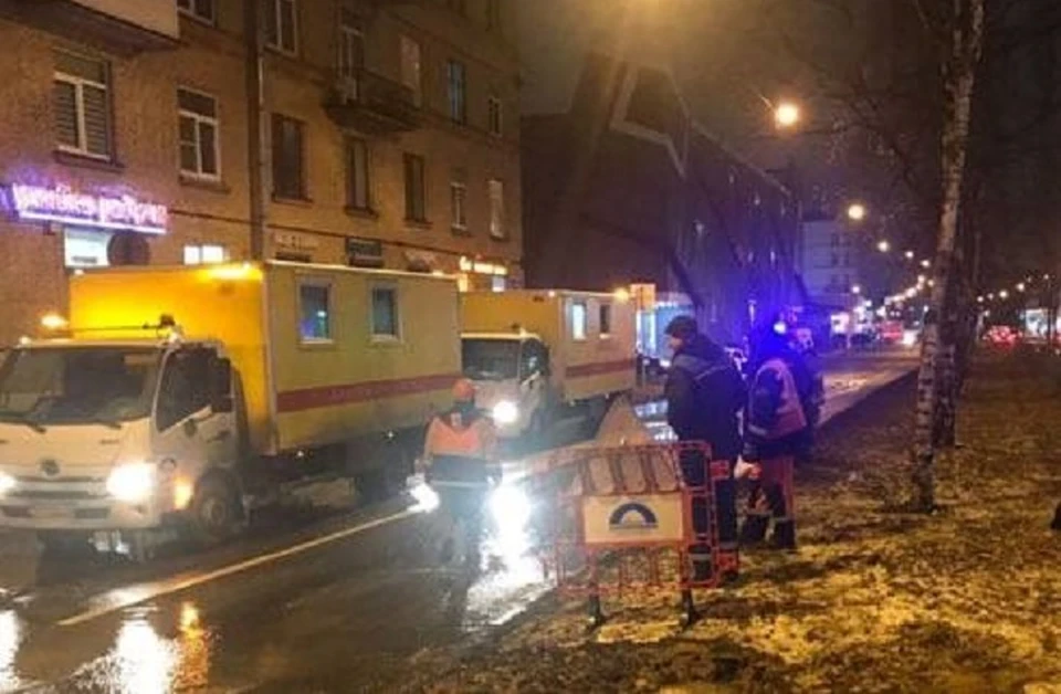 Специалисты устраняют вытекание на Бабушкинской улице
