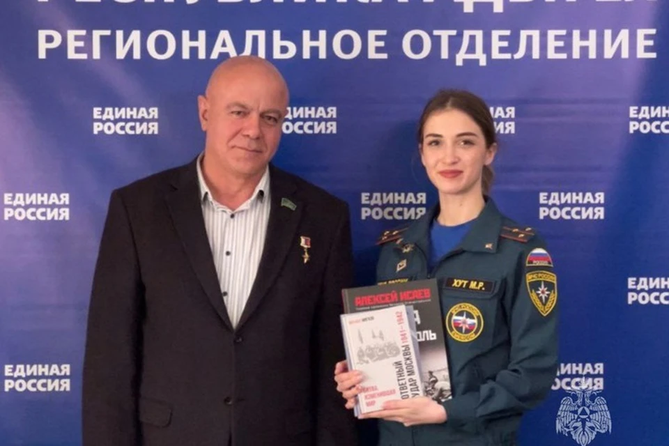 Старший лейтенант Мариета Хут награждена дипломом. Фото: пресс-служба МЧС Адыгеи