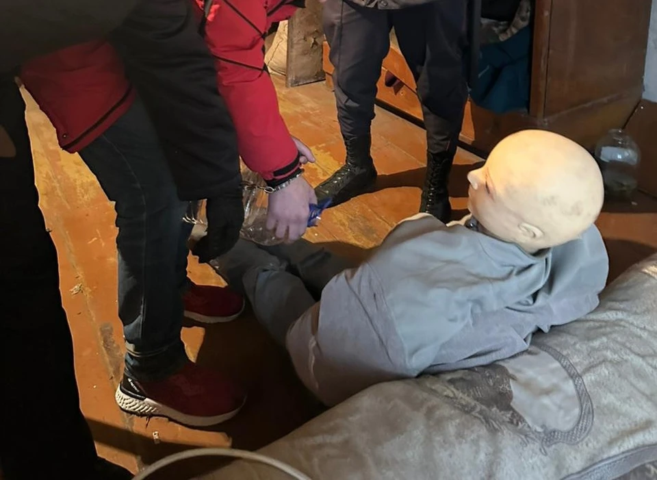 Мужчина облил несчастную бензином и поднес зажигалку