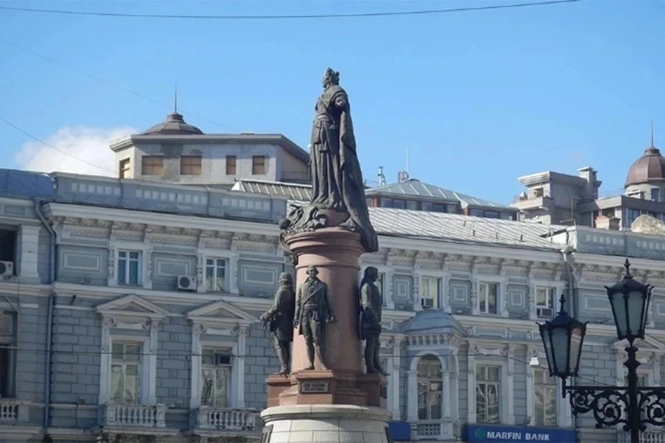 Одесский горсовет проголосовал за демонтаж памятников Екатерине II и Александру Суворову
