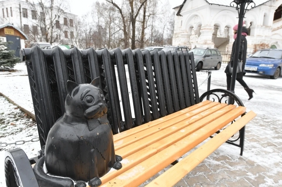 Фото: Архив КП / "Арт-объект кот у батареи" на улице Великого Устюга