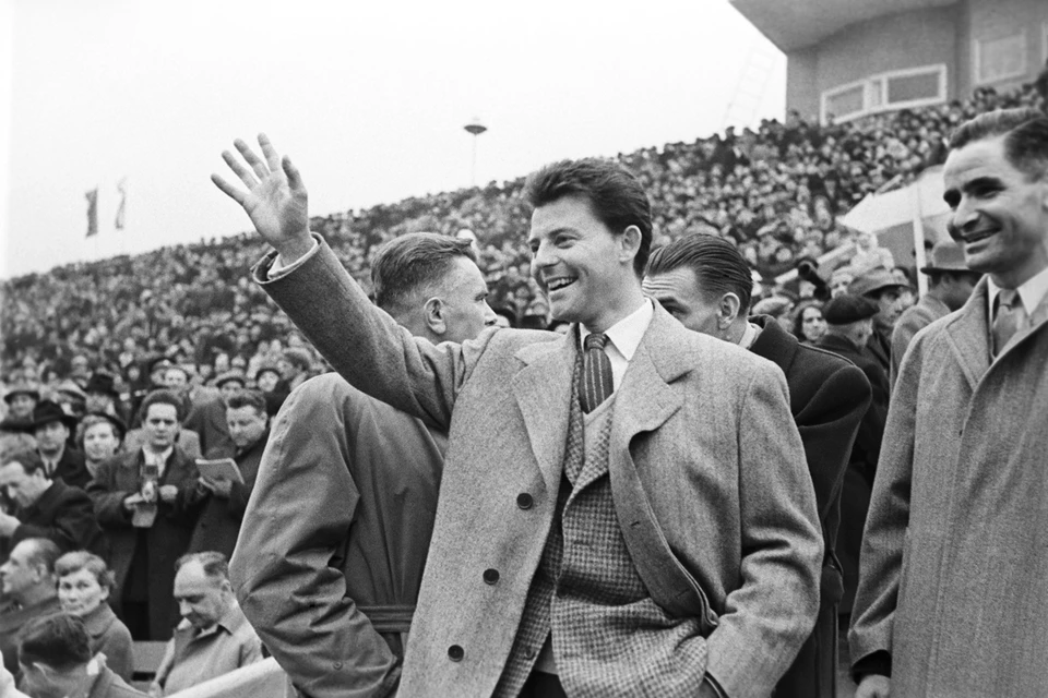Жерар Филип на трибуне стадиона "Динамо" во время товарищеского матча по футболу между командами СССР и Франции