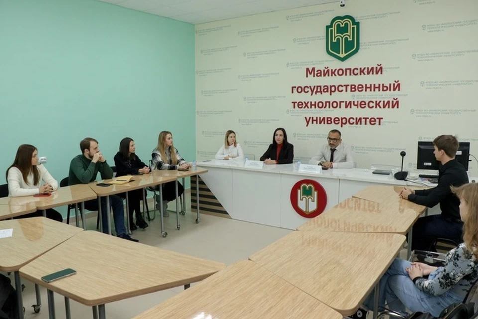 Во время круглого стола участников семинара обучили общению с населением через соцсети. Фото: пресс-служба МГТУ
