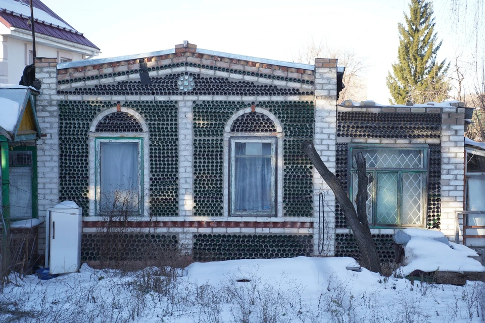 Житель Перми построил дом из бутылок от советского шампанского