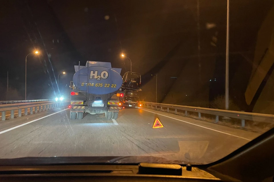 Водитель выставил знак аварийной остановки.
