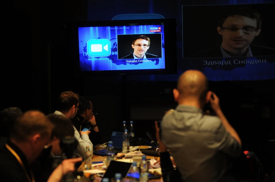 Эдвард Сноуден стал гражданином России