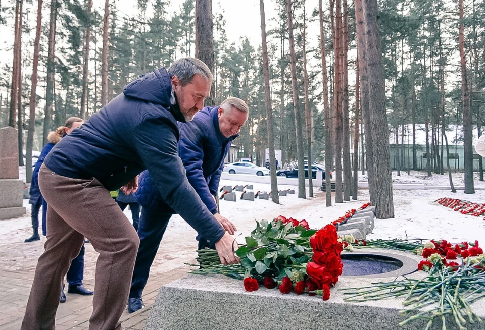 Александр Беглов и Александр Бельский возложили цветы к мемориалу. Фото: t.me/speakerzaks