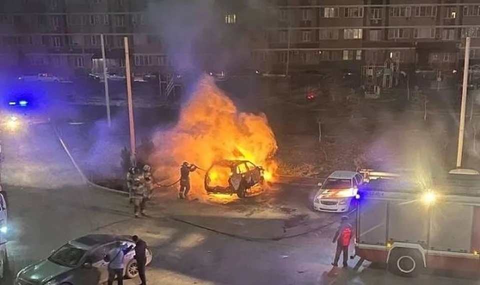 На парковке у многоэтажки неизвестные подожгли автомобиль. Фото: группа в "ВК" "Это Ростов! – новости Ростова-на-Дону"