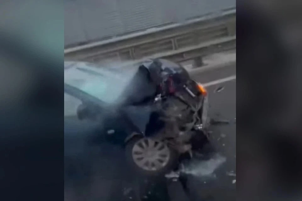 Возможная причина аварий - гололед на мосту. Фото: скриншот из видео