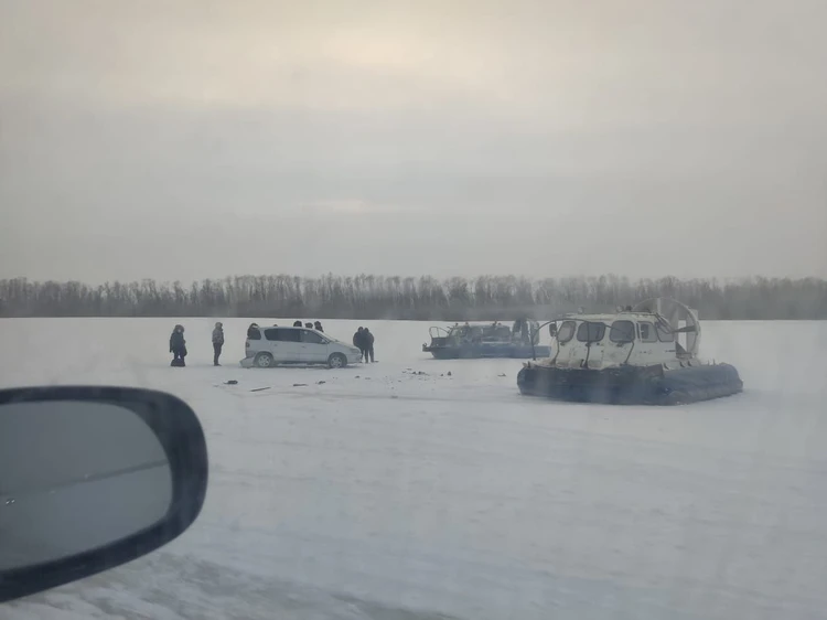 Не поделили дорогу. В Якутии автомобиль на реке Лена столкнулся с судном на воздушной подушке