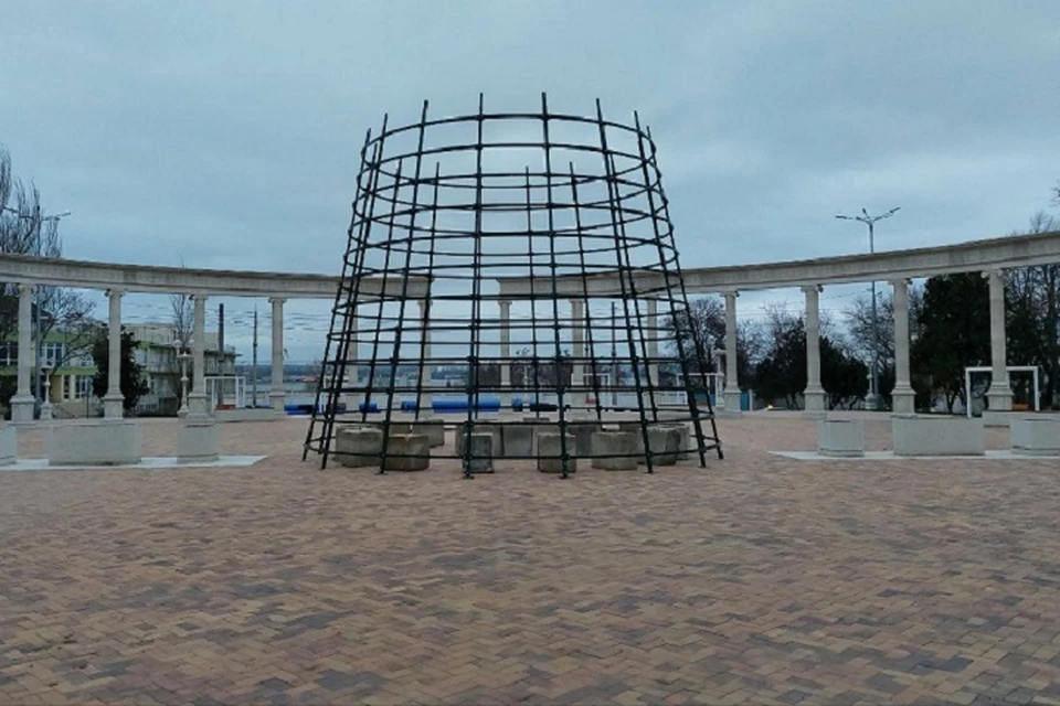 Елку в Керчи ставят в центре новой колоннады