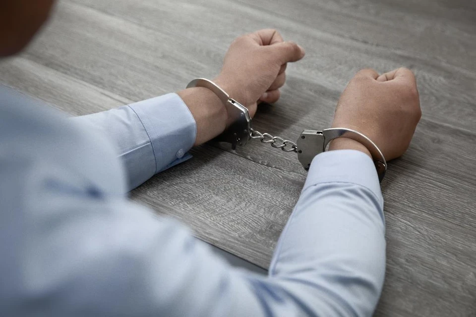 Полиция задержала мужчину, ему грозит обвинение по статье 120 часть 4.