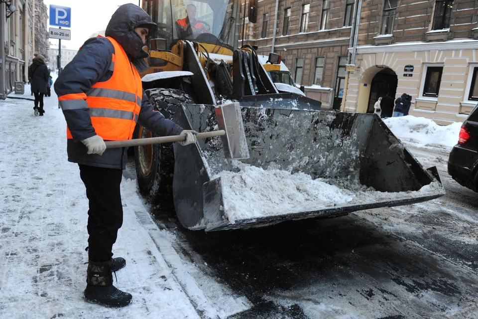 чистка снега питер. водоемы спб. дворники чистят снег спб. убирают снег в питере. когда моют фасады дома на тверской улице в москве.