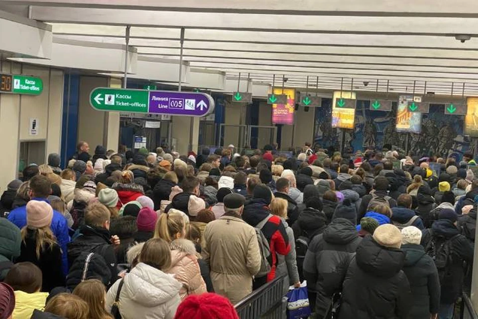 Толпа людей собралась на вход в метро «Комендантский проспект» в Петербурге