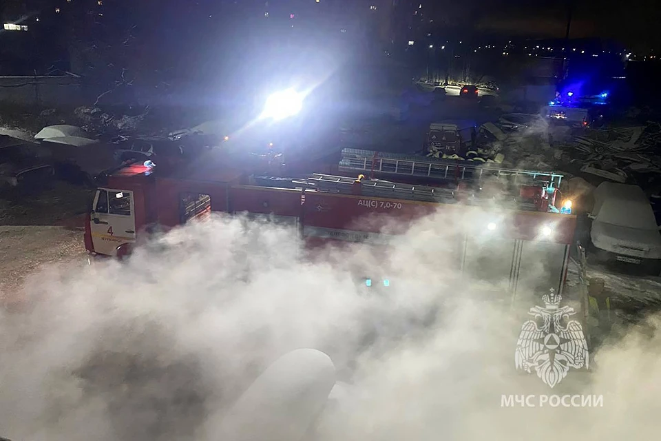 Рано утром 7 декабря сильный пожар случился на улице Осипенко в Мурманске. Фото: vk.com/mchs_murmansk