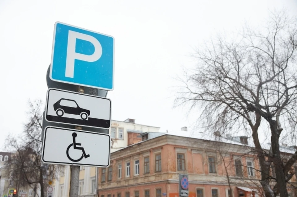 В праздничные дни жители и гости Казани смогут бесплатно воспользоваться парковками, расположенными вдоль улиц.