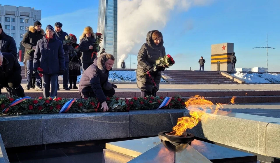 Дмитрий Азаров также возложил цветы к Вечному огню и горельефу скорбящей Матери-Родине на площади Славы.